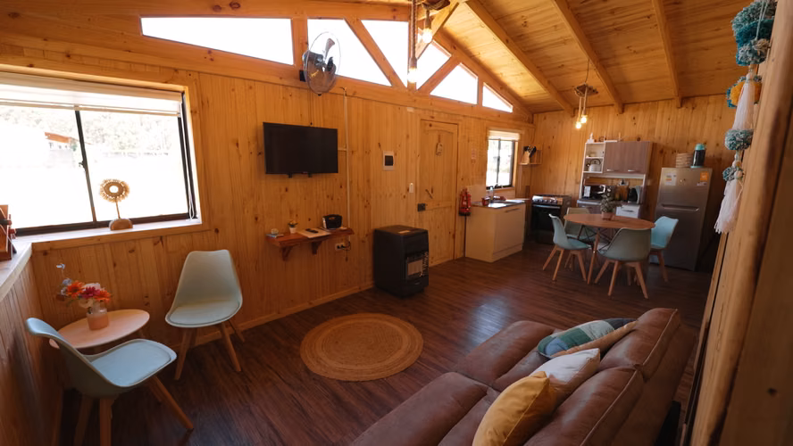 Parcela con casa, piscina y cabañas para arrendar. Quinamávida