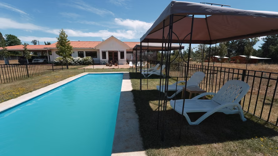 Parcela con casa, piscina y cabañas para arrendar. Quinamávida
