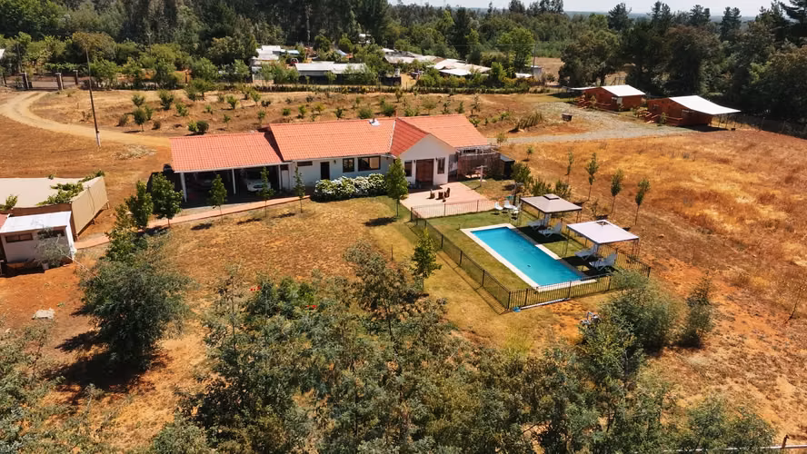 Parcela con casa, piscina y cabañas para arrendar. Quinamávida