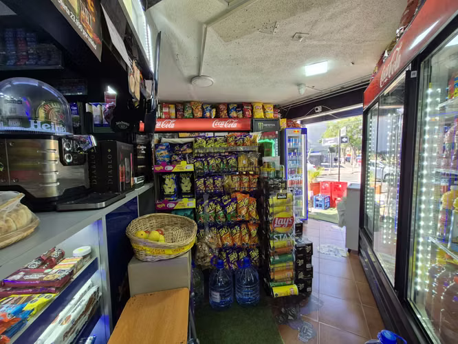 Oportunidad Propiedad Comercial 4D/3B/3E,Incluye Botillería y Patente ,avenida Pablo Urzúa . - Imagen 12
