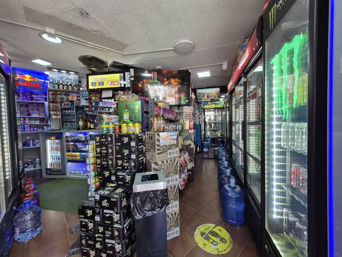 Oportunidad Propiedad Comercial 4D/3B/3E,Incluye Botillería y Patente ,avenida Pablo Urzúa . - Imagen 8