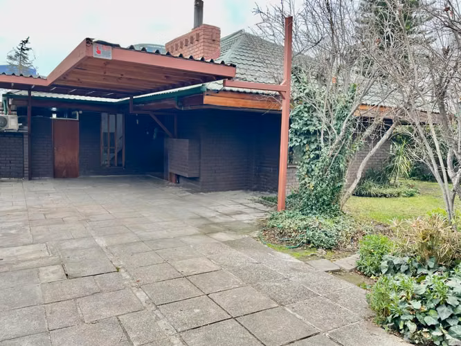 AMPLIA CASA FAMILIAR  3 D 3 B MÁS DEPENDENCIAS Y 2 SALA ESTA