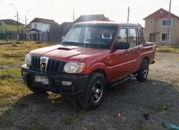 Camioneta Mahindra roja