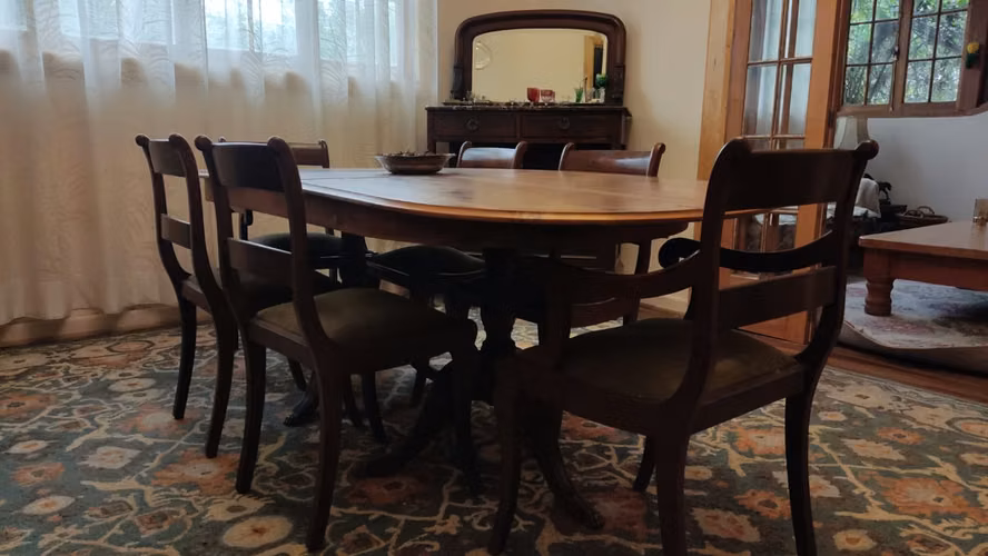 Comedor Estilo SHERATON. 8 Sillas 2 Sitiales