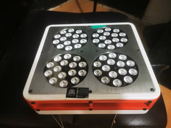 Indoor de cultivo con carpa y luz LED – buen estado