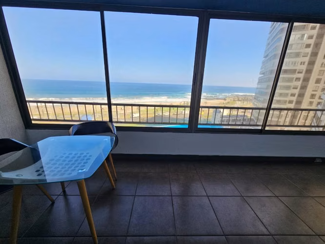 Condominio Mar Egeo frente a playa brava