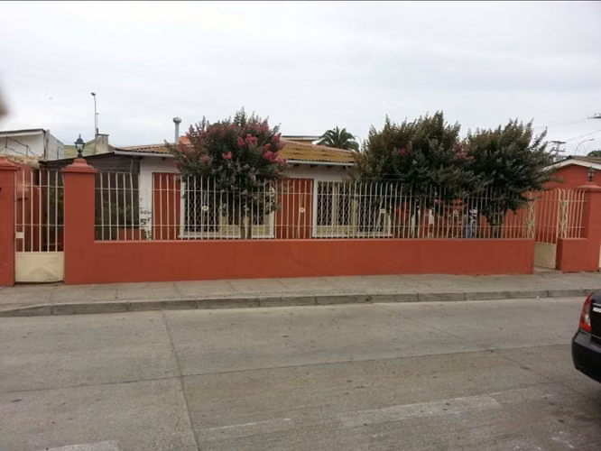 Vende casa para uso comercial, en San Antonio, Barrancas. 9 oficinas.