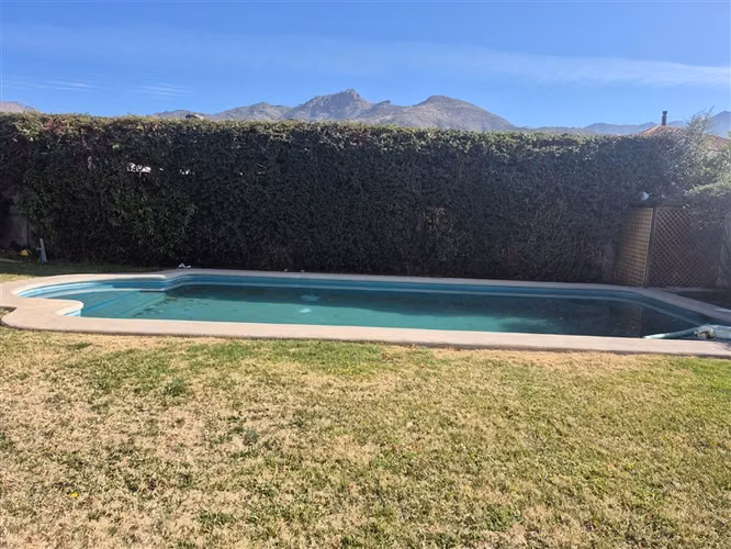 Casa en arriendo de 4 dormitori. con piscina , en Rinconada