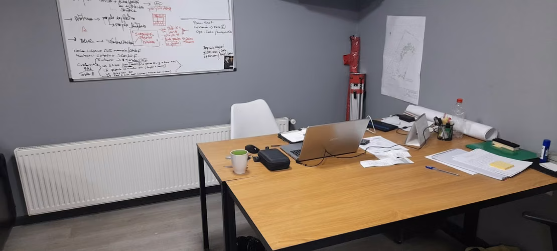 Arriendo oficinas con bodega y servicios.