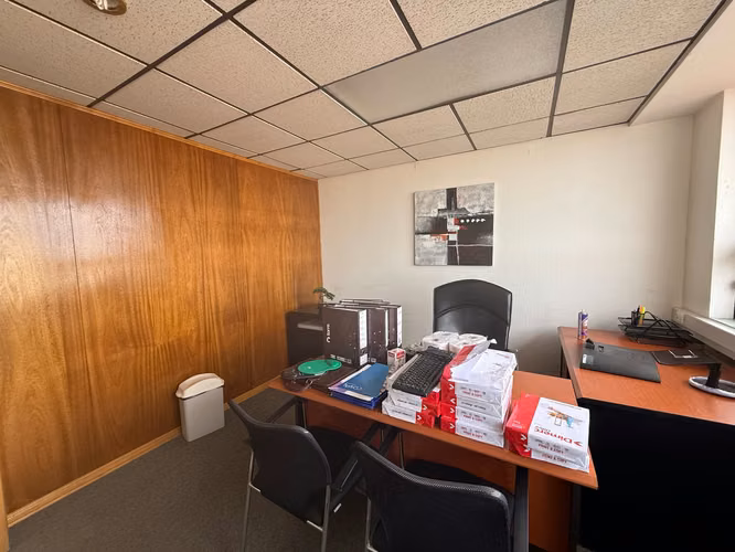 ARRIENDO CÉNTRICA Y AMPLIA OFICINA