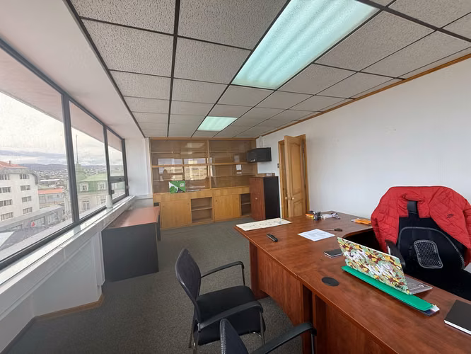 ARRIENDO CÉNTRICA Y AMPLIA OFICINA