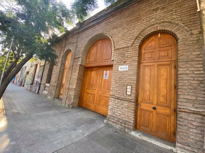 HERMOSO TOWN HOUSE EN BARRIO YUNGAY