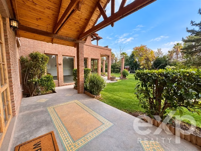 Casa en arriendo de 5 dorm. en Chicureo