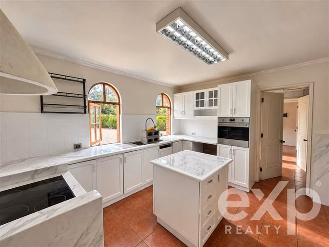 Casa en arriendo de 5 dorm. en Chicureo