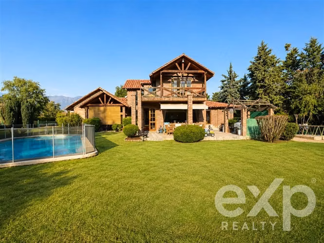 Casa en arriendo de 5 dorm. en Chicureo