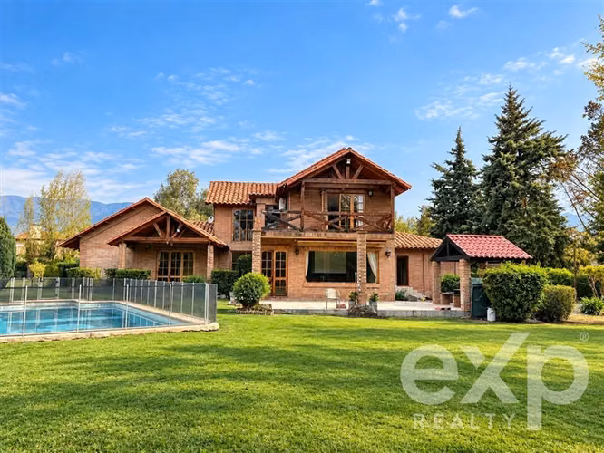 Casa en arriendo de 5 dorm. en Chicureo