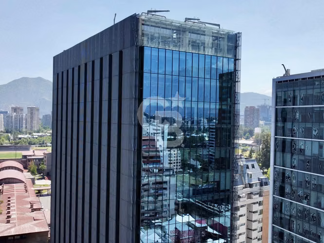Oficina Moderna y con mucha luz natural en Las Condes
