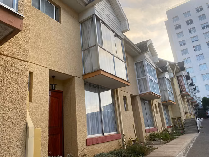 VASS ARRIENDA CASA EN CONDOMINIO DE LOS PLACERES VALPARAISO