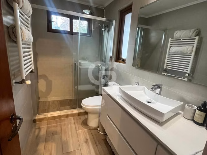 Espectacular casa Remodelada en Condominio con Conectividad