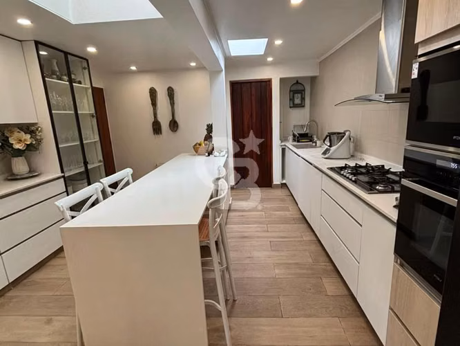 Espectacular casa Remodelada en Condominio con Conectividad