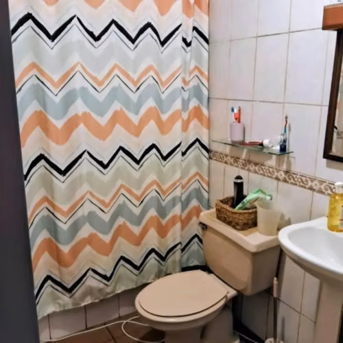 Se vende amplia propiedad con cabaña en Valdivia.  Ubicada en Avenida Pedro Montt. Casa- 3D y 2B