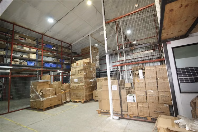 Bodegaje y amplios estacionamientos El Rosal Vespucio Norte