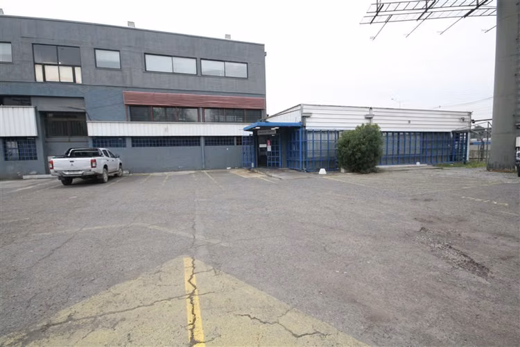 Bodegaje y amplios estacionamientos El Rosal Vespucio Norte