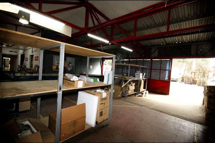 Oficina con amplia bodega sector El Rosal con Vespucio Norte