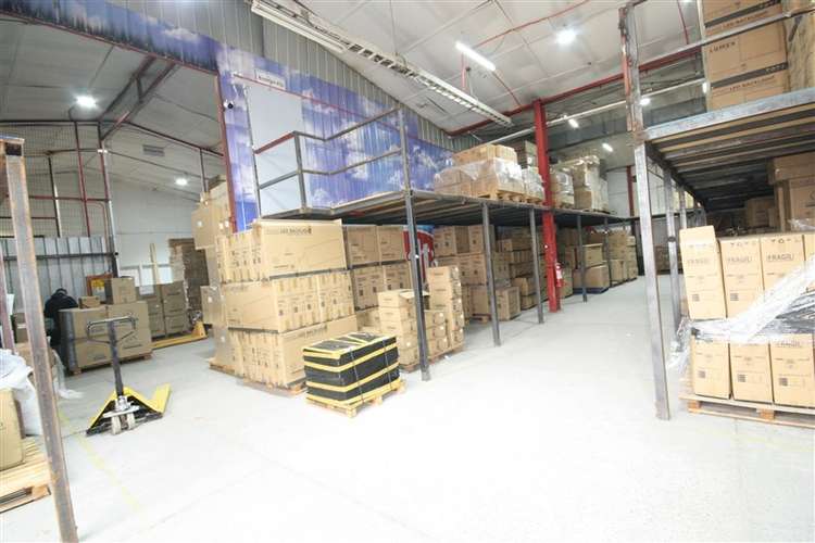 Oficina con amplia bodega sector El Rosal con Vespucio Norte