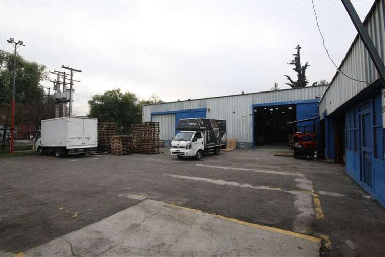 Oficina con amplia bodega sector El Rosal con Vespucio Norte
