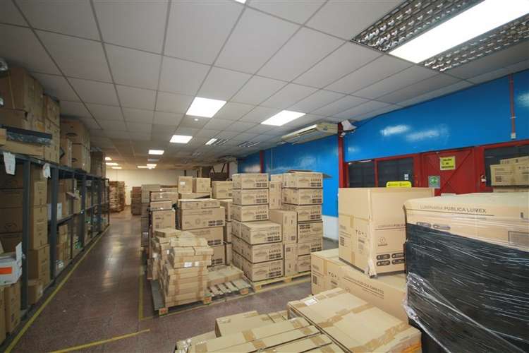 Oficina con amplia bodega sector El Rosal con Vespucio Norte