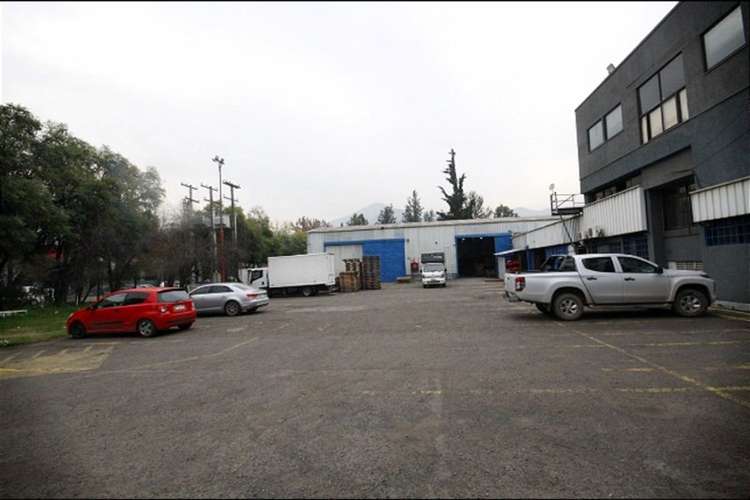 Oficina con amplia bodega sector El Rosal con Vespucio Norte