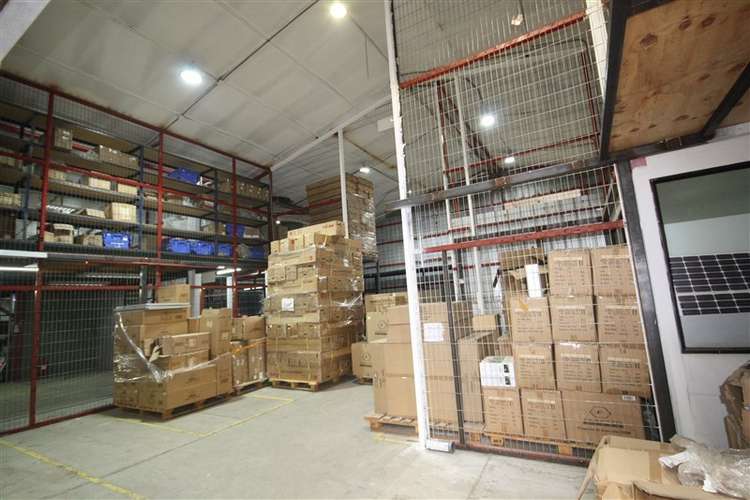 Oficina con amplia bodega sector El Rosal con Vespucio Norte