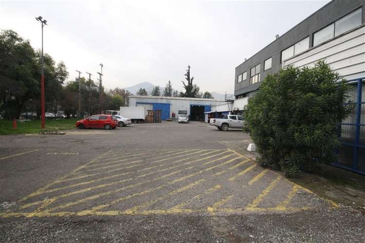 Oficina con amplia bodega sector El Rosal con Vespucio Norte