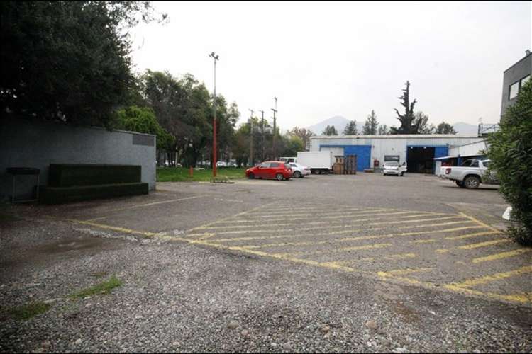 Oficina con amplia bodega sector El Rosal con Vespucio Norte