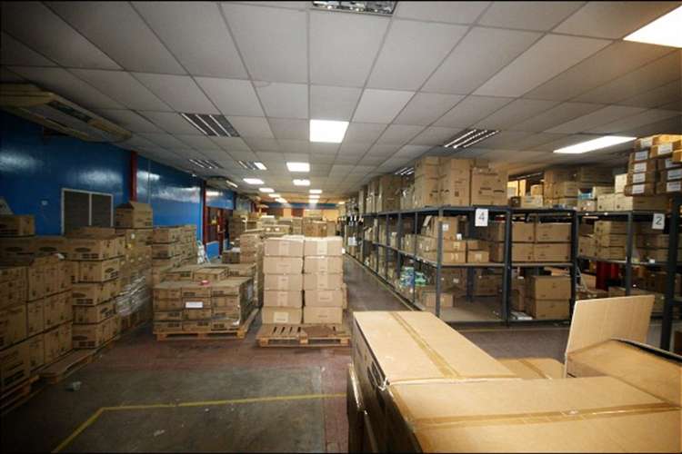 Oficina con amplia bodega sector El Rosal con Vespucio Norte