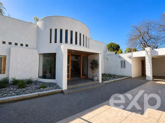 Moderna casa con espectacular jardín y piscina Chicureo
