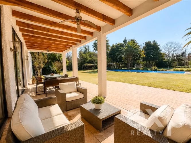 Moderna casa con espectacular jardín y piscina Chicureo