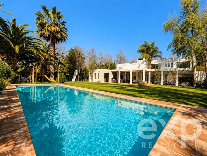 Moderna casa con espectacular jardín y piscina Chicureo