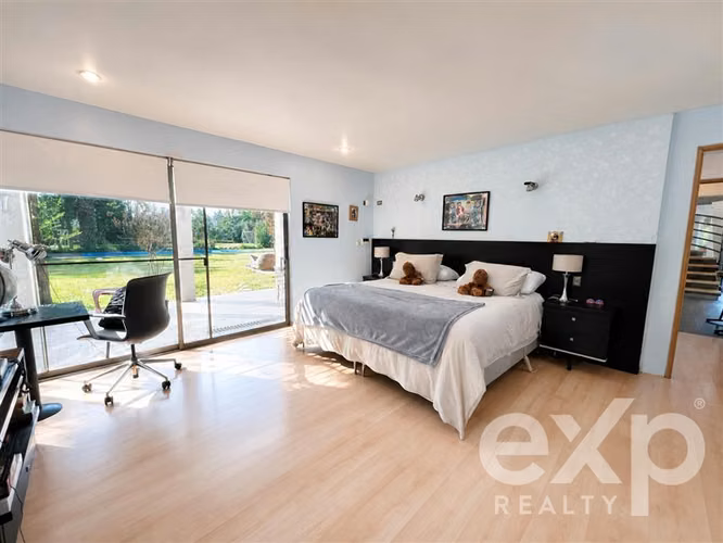 Moderna casa con espectacular jardín y piscina Chicureo