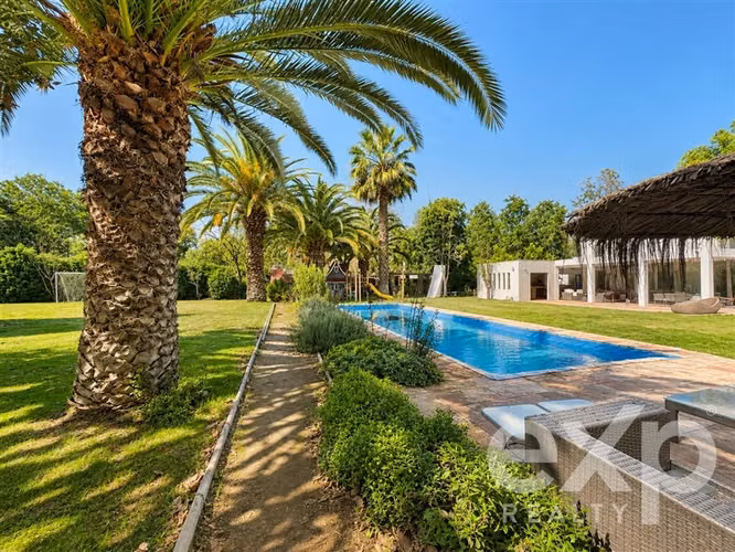 Moderna casa con espectacular jardín y piscina Chicureo