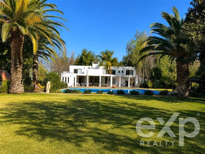 Moderna casa con espectacular jardín y piscina Chicureo
