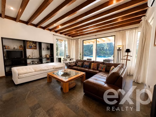 Moderna casa con espectacular jardín y piscina Chicureo