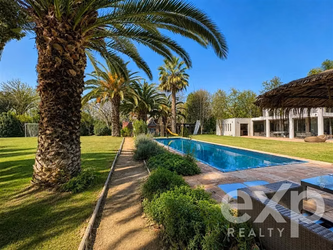Moderna casa con espectacular jardín y piscina Chicureo
