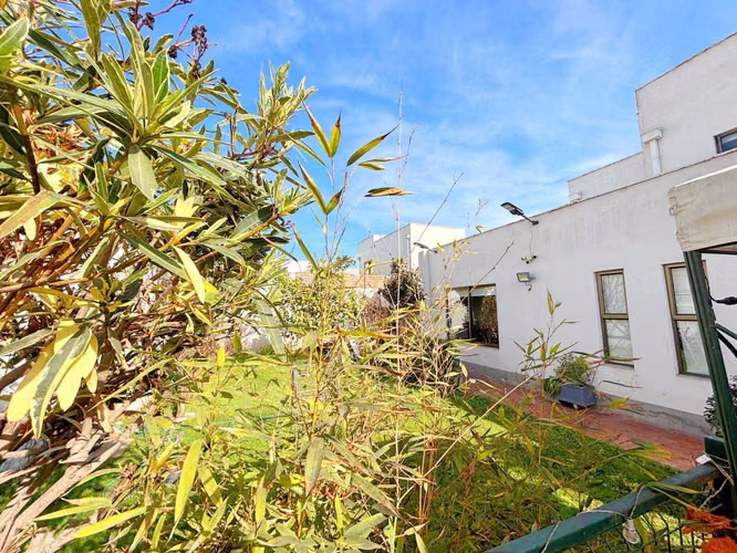 Moderna Casa Peñuelas: 4D+3B y Losa Radiante  (178000)