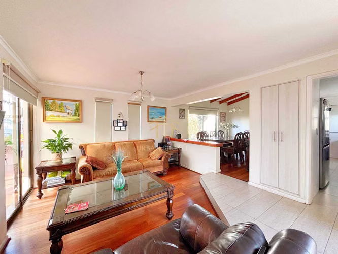 Moderna Casa Peñuelas: 4D+3B y Losa Radiante  (178000)