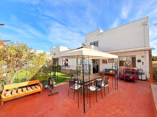 Moderna Casa Peñuelas: 4D+3B y Losa Radiante  (178000)