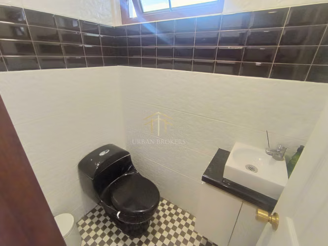 Moderna Casa en San Joaquín: UF 6.300 (178001)