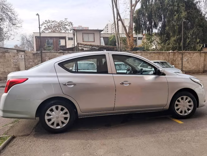 Nissan Versa Sense 2020 mecánico Excelente Estado