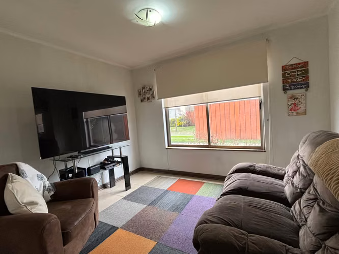SE VENDE AMPLIA Y MODERNA CASA . MACHALÍ